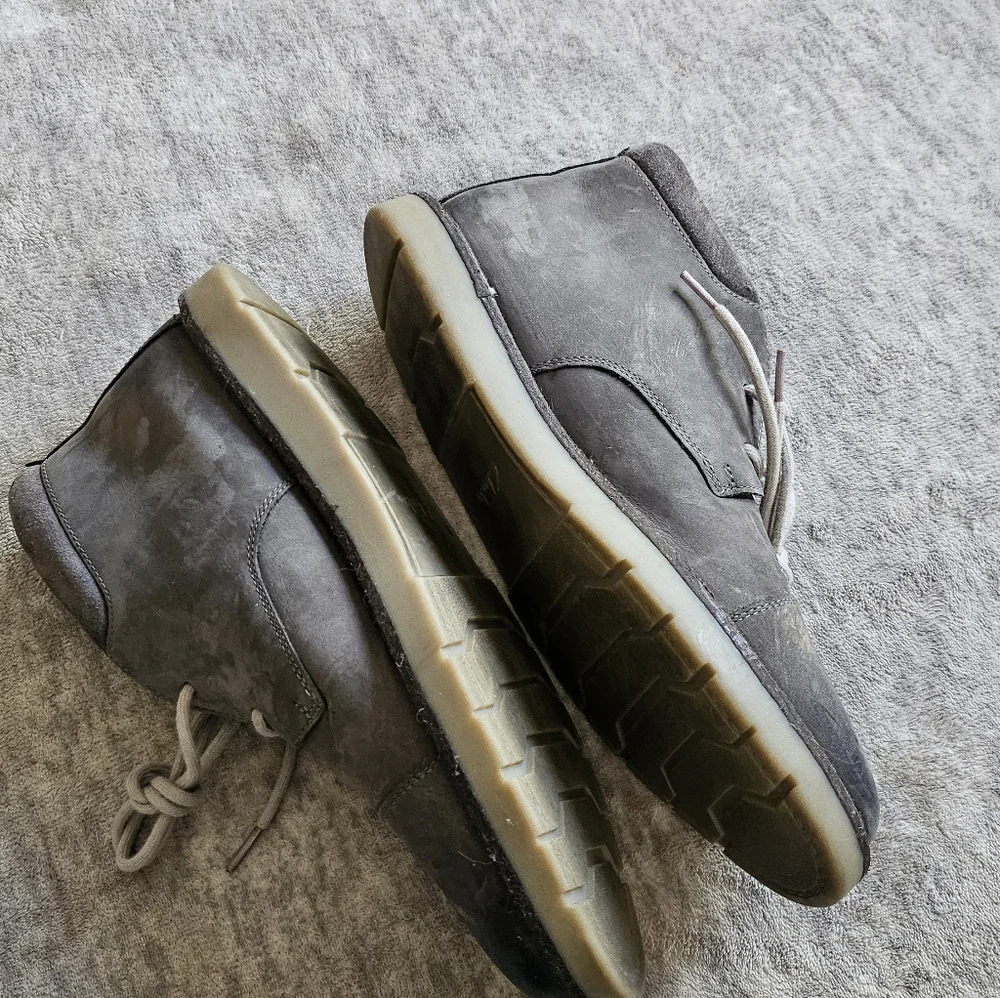Clarks Collection men's gray leather cap toe chukka boots Size 10M